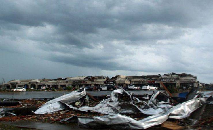 Miasto po przejściu tornado 12