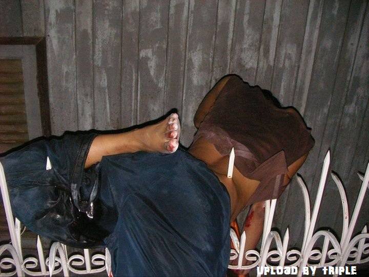 女孩被卡住尖峰圍欄上