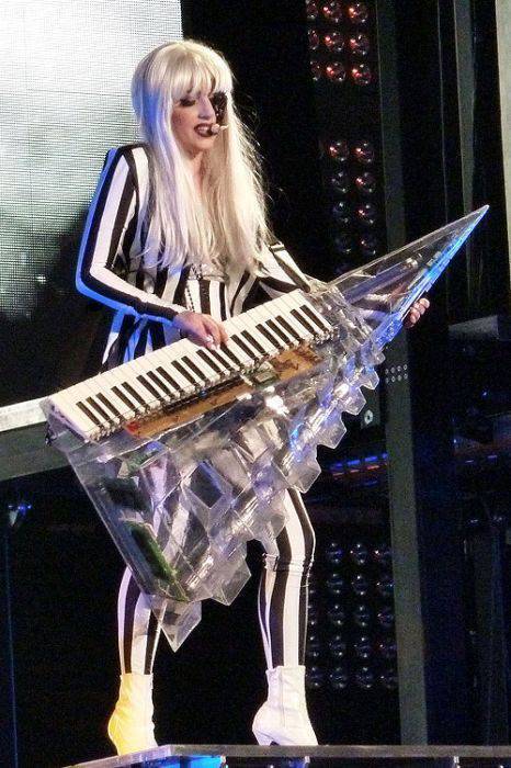 Lady Gaga i jej dziwne stroje 22