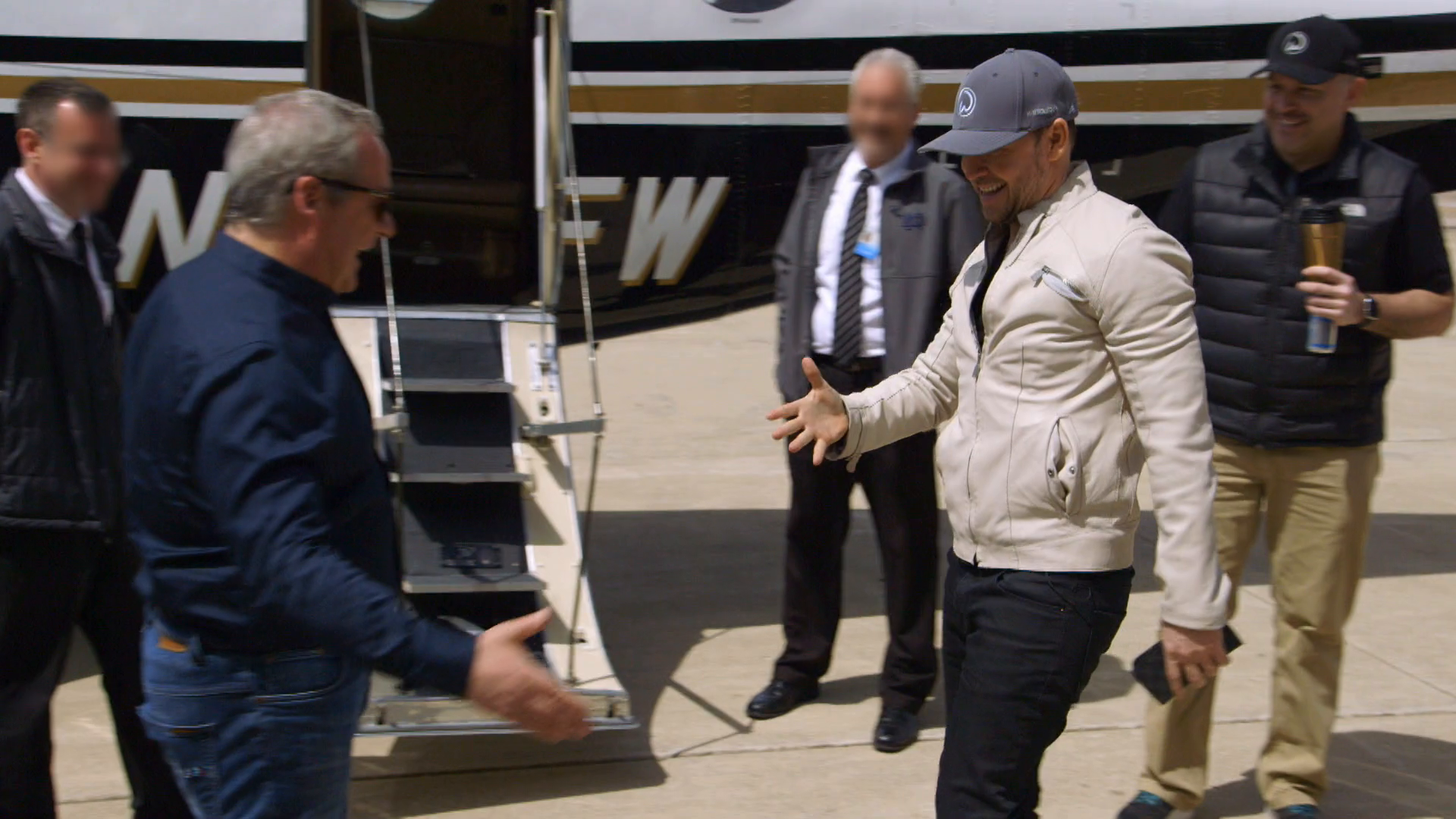 Wahlburgers S09E01 Meat in the Middle 1080p AMZN WEB-DL DDP2 0 H 264-NTb Wahlburgers S09E01 Meat in the Middle 1080p AMZN WEB-DL DDP2 0 H 264-NTb